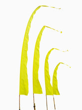 Charger l&#39;image dans la galerie, Balifahnen Stoff SANUR mit herzförmiger Spitze, Balifahne, Bali Flag, Gartenfahnen gelb
