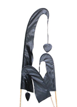 Load image into Gallery viewer, Balifahne LITTLE SANUR mit Holzstange, mit herzförmiger Spitze schwarz
