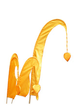 Load image into Gallery viewer, Balifahne LITTLE SANUR mit Holzstange, mit herzförmiger Spitze goldgelb
