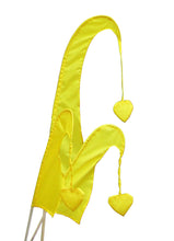 Load image into Gallery viewer, Balifahne LITTLE SANUR mit Holzstange, mit herzförmiger Spitze gelb

