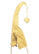 Load image into Gallery viewer, Balifahne LITTLE SANUR mit Holzstange, mit herzförmiger Spitze gold
