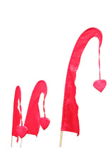 Load image into Gallery viewer, Balifahne LITTLE SANUR mit Holzstange, mit herzförmiger Spitze rot
