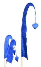 Load image into Gallery viewer, Balifahne LITTLE SANUR mit Holzstange, mit herzförmiger Spitze blau
